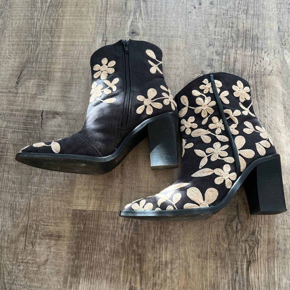 Free People Barclay Floral Embroidered Boot Sz: 38 excellent condition!